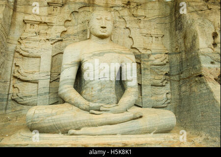 Statue de Bouddha sculptée de Gal Vihara dans la ville ancienne de Polonnaruwa, Sri Lanka Banque D'Images