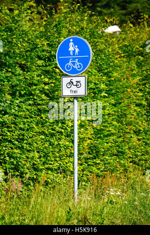 Signe de la route Promenade partagée et piste cyclable en face de haie vive, Brême, Allemagne Banque D'Images