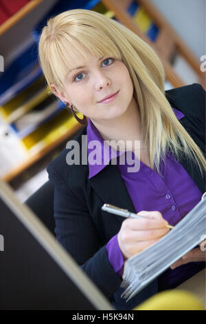 Jeune femme, employée de bureau Banque D'Images