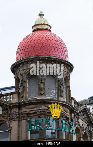 Un grand panneau de l'horloger de luxe Rolex sur la façade de leur magasin à Newcastle, Royaume-Uni. Banque D'Images