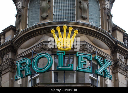 Un grand panneau de l'horloger de luxe Rolex sur la façade de leur magasin à Newcastle, Royaume-Uni. Banque D'Images