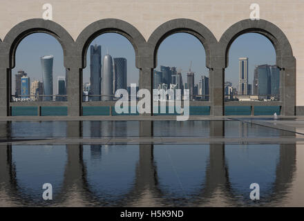 Skyline, vu du Musée d'Art Islamique, MIA, Doha, Qatar, Moyen-Orient Banque D'Images