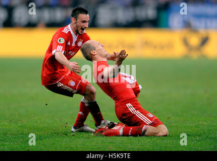 Arjen Robben cheering après son but 0-1, avec Diego Contento, Fédération allemande de football (DFB Cup demi-finale Banque D'Images
