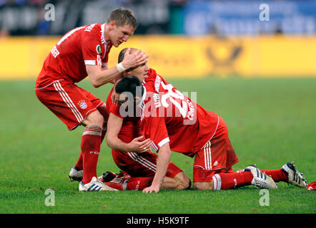 Arjen Robben cheering après son but 0-1, avec Diego Contento et Bastian Schweinsteiger, DFB Football allemand Banque D'Images