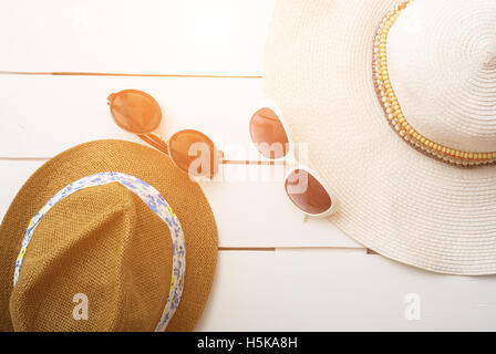 Accessoires de plage sur planche de bois Banque D'Images