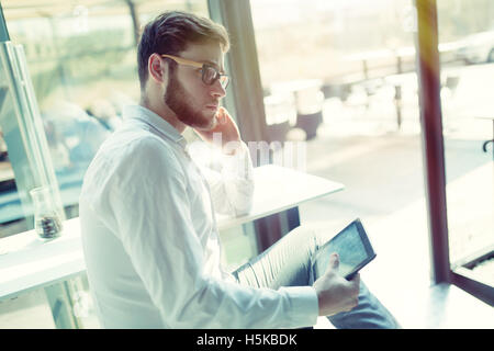 Successful businessman having break in restaurant Banque D'Images