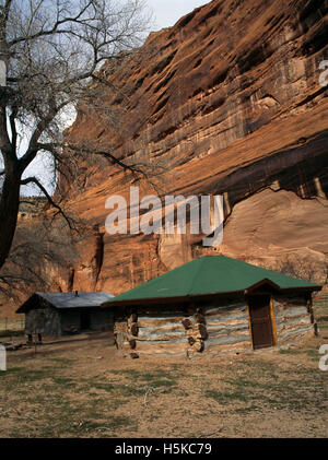 Arizona USA Canyon de Chelly National Monument Habitation Navajo avec Hogan & Sweat House Banque D'Images