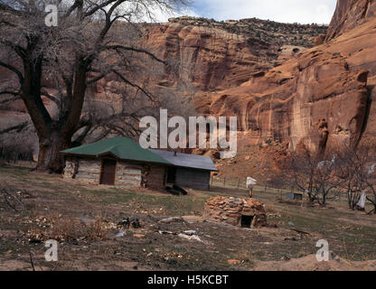 Arizona USA Canyon de Chelly National Monument Habitation Navajo avec Hogan & Sweat House Banque D'Images