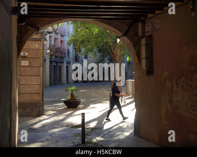 Vue sur la rue Barri Gothic À LA GRANDE COUR D'ARCHWAY GRÂCE À BARCELONE ESPAGNE Banque D'Images