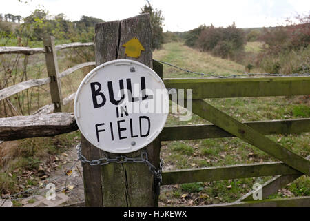 Bull en matière panneau d'avertissement sur l'embarquement à Alfriston East Sussex UK Banque D'Images