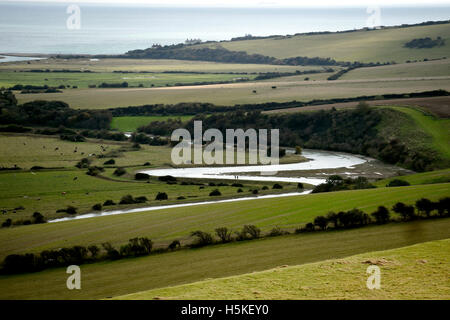 Cuckmere Haven se trouve sur la côte et est une zone de plaines d'inondation où les South Downs rencontre la mer dans l'East Sussex UK Banque D'Images