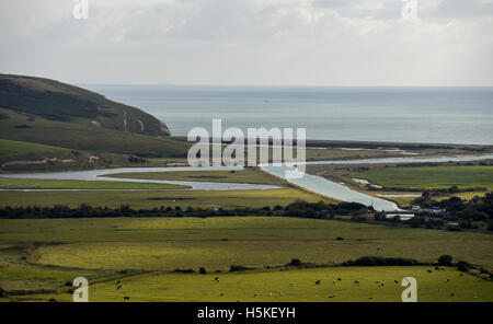 Cuckmere Haven se trouve sur la côte et est une zone de plaines d'inondation où les South Downs rencontre la mer dans l'East Sussex UK Banque D'Images