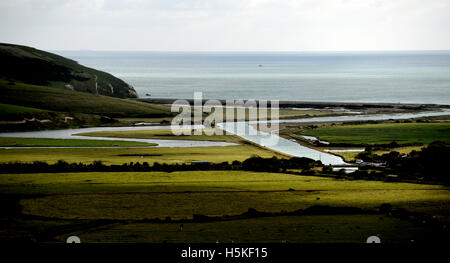 Cuckmere Haven se trouve sur la côte et est une zone de plaines d'inondation où les South Downs rencontre la mer dans l'East Sussex UK Banque D'Images