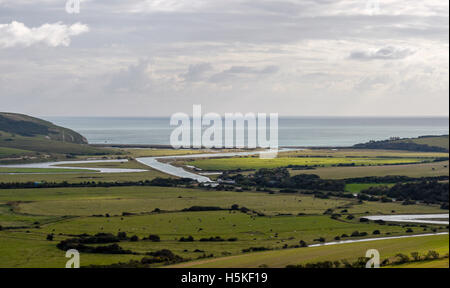 Cuckmere Haven se trouve sur la côte et est une zone de plaines d'inondation où les South Downs rencontre la mer dans l'East Sussex UK Banque D'Images