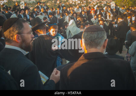 Haïfa, Israël - 8 avril : faire des prières de bénédiction Birkat Hachama (soleil) au lever du soleil, le 8 avril 2009 à Haïfa, Israël. Ce peuple Juif trad Banque D'Images