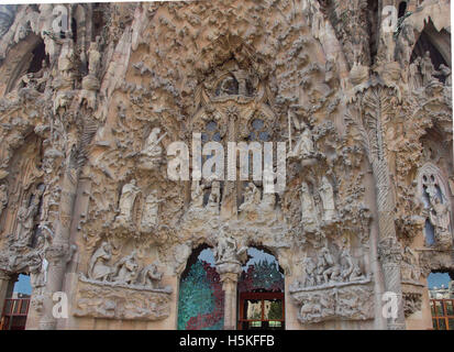 Droit D'ENTRÉE AU-DESSUS DE LA CONCEPTION COMPLEXE DE LA CATHÉDRALE SAGRADA FAMILIA BARCELONE ESPAGNE Banque D'Images