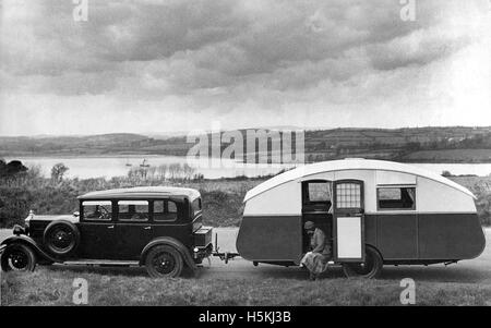 1930 Morris Oxford Six avec Winchester rationaliser caravan Banque D'Images