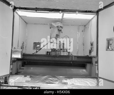 Une image historique en noir et blanc de la collection Atlas montrant l'assemblage d'une fusée sur la rampe de lancement, avec des ouvriers préparant le véhicule. Banque D'Images