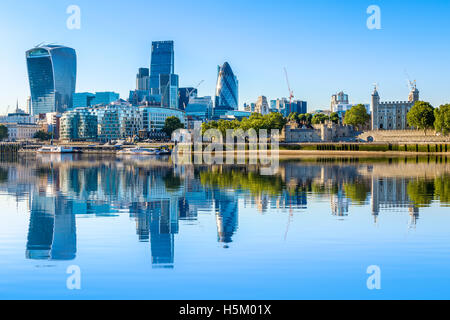 Journée sans nuages au quartier financier de Londres, y compris le Gherkin, bâtiment et Fenchurch Leadenhall building Banque D'Images