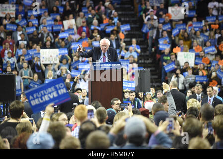 Le sénateur Bernie Sanders s'adresse à la foule lors d'une future de croire en rallye le 20 mars 2016 à Seattle, Washington. Banque D'Images