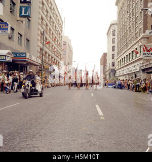 Le défilé du Stampede de Calgary, qui a lieu chaque année à Calgary, en Alberta, est un événement majeur qui marque le début du Stampede de Calgary, une célébration de la culture occidentale. Le défilé présente des chars, des fanfares, des participants au rodéo et des expositions culturelles, attirant des milliers de spectateurs chaque année. Banque D'Images