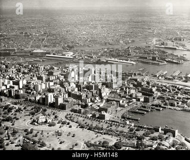 Photographie historique de Circular Quay et Darling Harbour à Sydney, Australie, prise le 29 mars 1937. L’image capture un moment important du développement maritime et urbain de la ville au début du XXe siècle. Banque D'Images