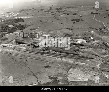 Une photographie aérienne monochrome prise en 1936 de l'usine sidérurgique de Port Kembla, regardant vers le sud-est. Cette image montre l'échelle de l'aciérie, un site industriel important à Illawarra, en Australie. Banque D'Images