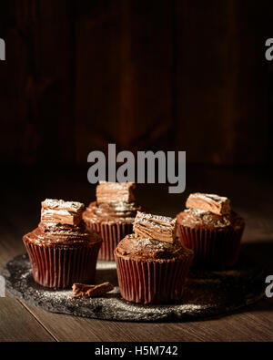 Gâteaux au chocolat riche sur ardoise bord saupoudrés de sucre glace Banque D'Images