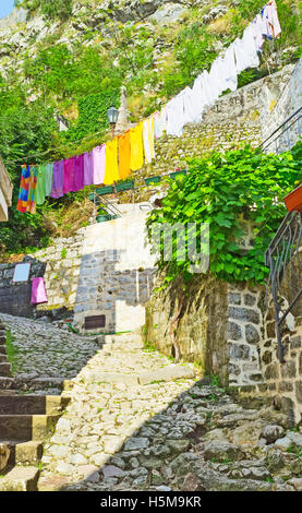 L'étroite rue sinueuse mène à la vieille forteresse, situé sur la montagne, Kotor, Monténégro. Banque D'Images