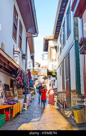 Les rues étroites sur le chemin de la colline du château sont le meilleur endroit pour les marchands de souvenirs et du marché local Banque D'Images