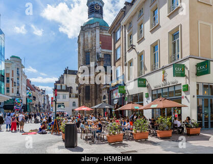 Restaurant et commerces à proximité de l'église Notre Dame du Finistère, Rue Neuve (rue Neuve) dans le centre-ville, Bruxelles, Belgique. Banque D'Images