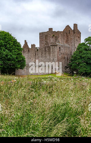 Une vue de spooky Craigmillar Castle ruins dans la capitale écossaise d'Édimbourg. Banque D'Images