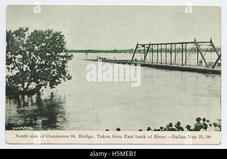 Cette image de carte postale montre le côté sud du commerce Street Bridge à Dallas, Texas, prise de la rive est. La photo capture l'architecture du pont et les rives environnantes, offrant une vue historique de ce monument emblématique de Dallas. Banque D'Images