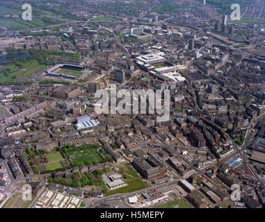 Cette photographie aérienne de 1977 montre une vue panoramique du centre-ville de Newcastle, mettant en évidence des quartiers clés tels que Blandford Square, Blenheim Street, Eldon Square et Grainger Market. Il capture également les brasseries de Newcastle, St James' Park, et des rues importantes comme Waterloo Street et Westgate Road. Banque D'Images