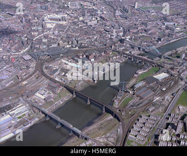 Le pont du métro, en construction sur la rivière Tyne à Gateshead, relie la gare centrale à différents quartiers de Newcastle. La construction du pont est cruciale pour l'infrastructure de transport de la région, reliant plusieurs sites clés à travers le Tyneside. Banque D'Images