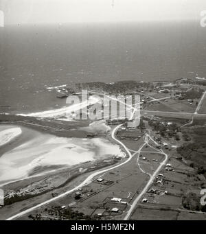 Photographie aérienne de Bermagui prise le 17 novembre 1937 dans le cadre de la collection Adastra Aerial Survey. Cette image capture le paysage de Bermagui, une ville côtière de Nouvelle-Galles du Sud, en Australie. Banque D'Images