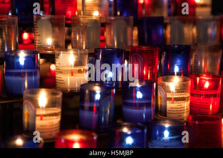 Bougies votives allumées dans une église Banque D'Images