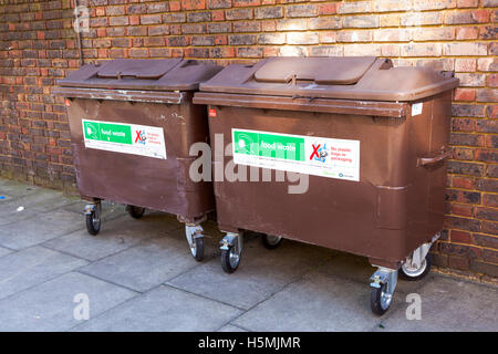 Les déchets alimentaires brown des bacs de recyclage à Camden, Londres, UK Banque D'Images