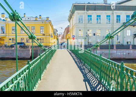 La vue sur le pont Pochtamtsky (postal) de l'autre côté de la rivière Moïka, nommé d'après le bureau de poste Central (Pochtamt), St Petersburg Banque D'Images