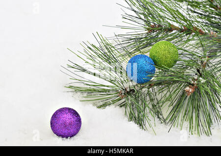 Arbre de Noël avec des boules de neige sur les branches de sapin background, Close up, un espace réservé au texte, horizontal, full frame Banque D'Images