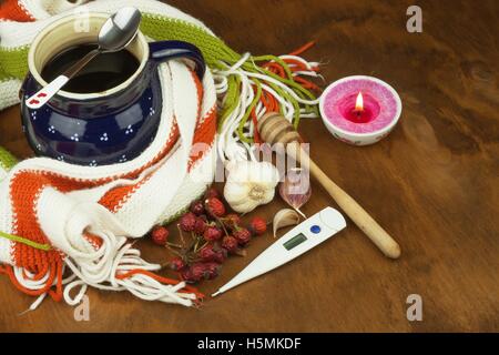 La médecine traditionnelle contre le rhume et la grippe. Thé de rose musquée. Le traitement de la maladie. Banque D'Images