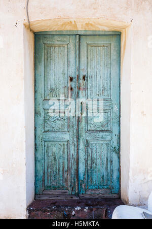 Porte en bois bleu avec de la peinture dans le village de Manolas sur l'île de Thirassia, Santorin Banque D'Images