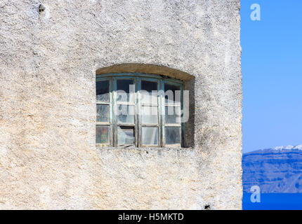 Fenêtre en bois bleu avec volets fissurés et l'écaillage de la peinture dans le village de Manolas sur l'île de Thirassia, Santorin Banque D'Images