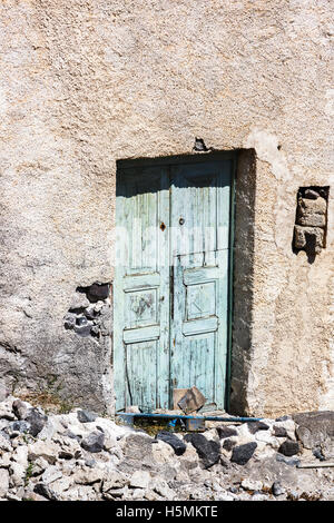 Porte en bois bleu avec de la peinture dans le village de Manolas sur l'île de Thirassia, Santorin Banque D'Images