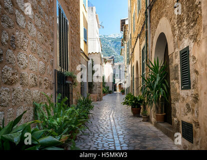 Rue de la Méditerranée, Majorque Soller ville typique avec des pots de fleurs en façades à l'Espagne Banque D'Images