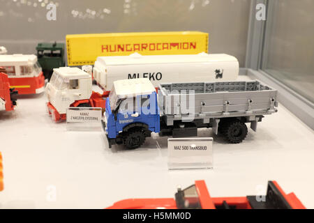 Camions jouets faits de blocs Lego, exposition à Rzeszów, Pologne Banque D'Images