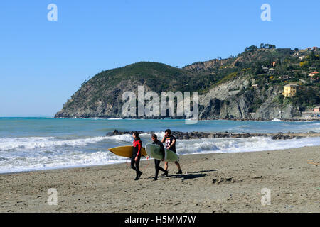 Marcher le long de la plage de surfeur, Levanto, Mer Méditerranée, province de La Spezia, Italie, Ligury Banque D'Images