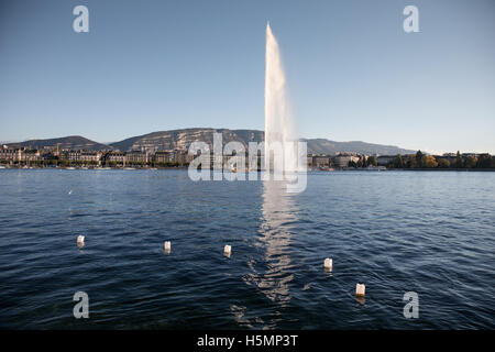 La fontaine du Jet d'eau sur le lac de Genève, Suisse. Banque D'Images