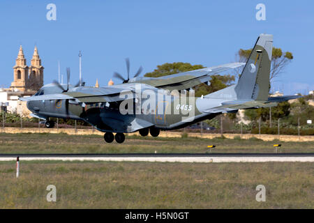 République tchèque Air Force CASA C-295M [0455] finale sur la piste 31. Banque D'Images