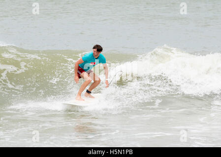 Surfer, d'Arugam Bay, Sri Lanka Banque D'Images